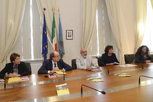 Gabriella Lugarà (Direttore generale Ente Regionale PAtrimonio Culturale - ERPAC), Gianni Torrenti (Assessore regionale Cultura, Sport e Solidarietà), Antonio Giusa (Direttore servizio promozione, valorizzazione e sviluppo del territorio ERPAC), Loredana Panariti (Assessore regionale Lavoro, Formazione, Istruzione, Pari Opportunità, Politiche giovanili, Ricerca e Università) e Serena Tonel (Assessore Teatri Comune Trieste) alla presentazione della mostra "Maria Teresa e Trieste. Storie e culture della città e del suo porto" - Trieste 30/09/2017